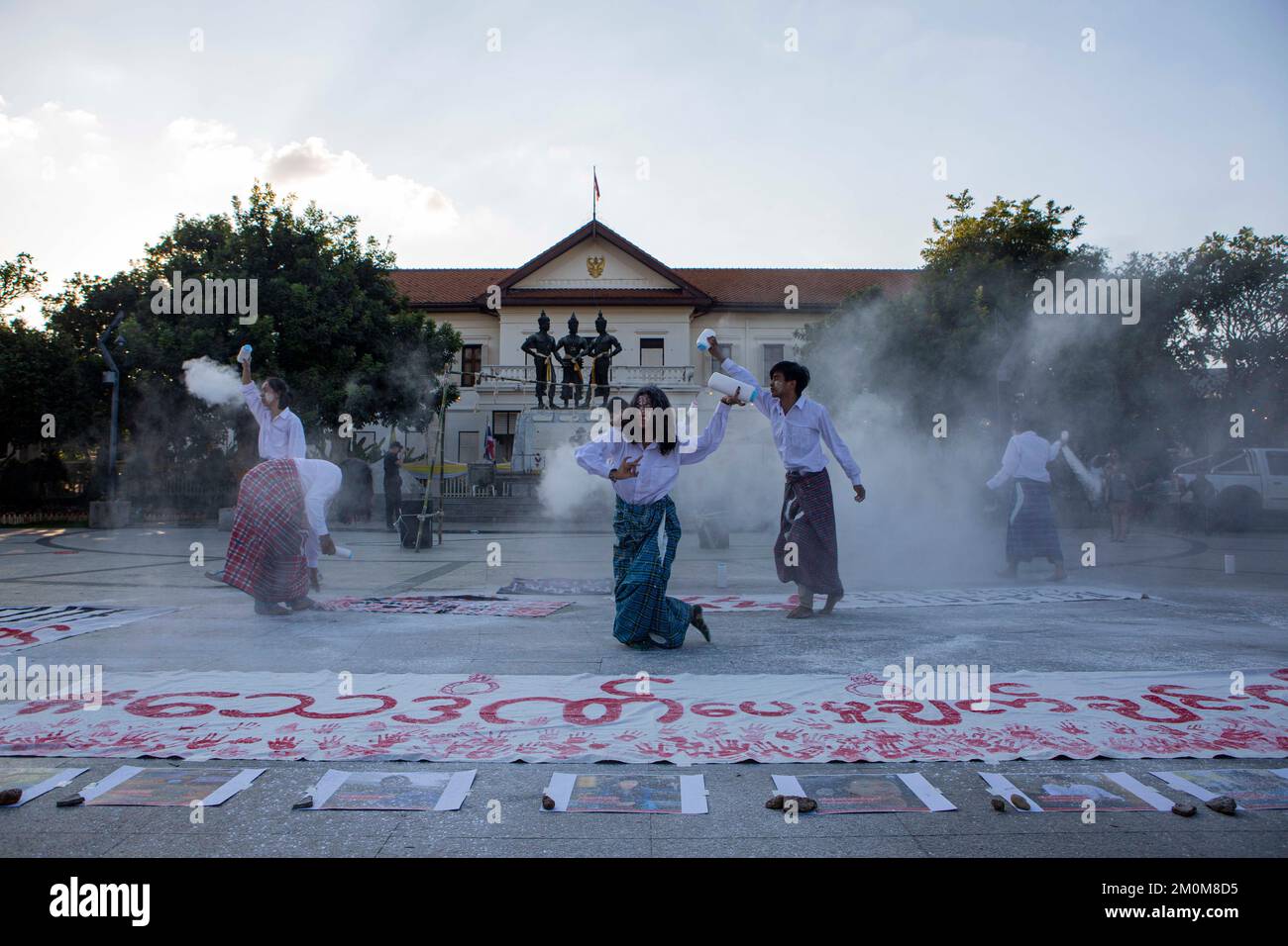 Chiang Mai, Chiang Mai, Thaïlande. 6th décembre 2022. Les manifestants se présentent à côté des 7 roseaux lors d'un rassemblement contre la junte birmane qui a condamné à mort 7 étudiants de l'université du myanmar devant le monument des trois rois à Chiang Mai, en Thaïlande, le 6 décembre 2022. (Image de crédit : © Thuya Zaw/ZUMA Press Wire) Banque D'Images