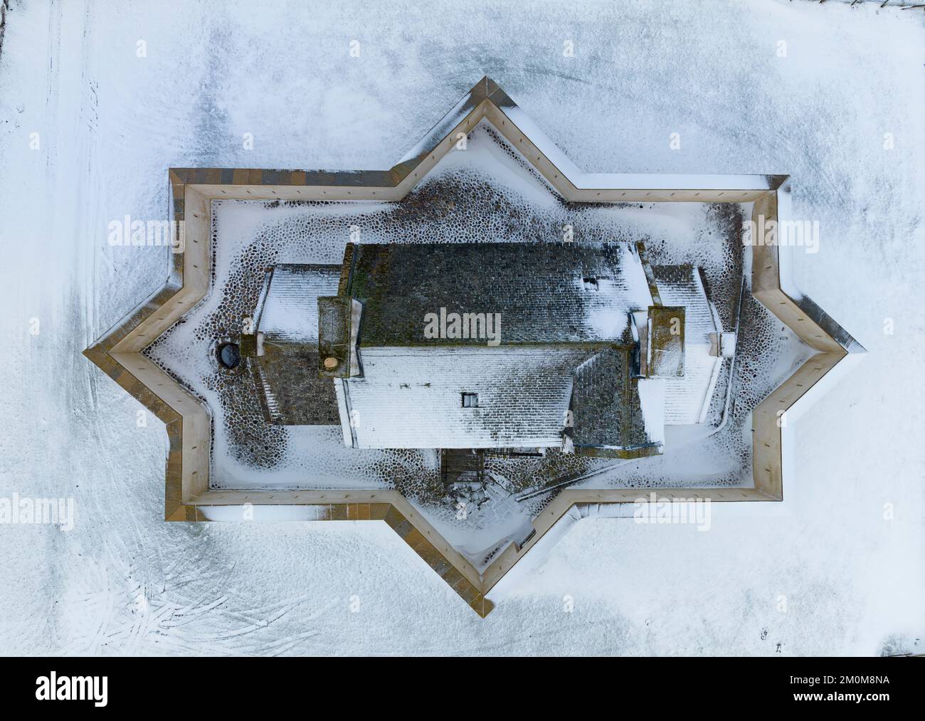 Corgarff, Écosse, Royaume-Uni. 7th décembre 2022. La forme caractéristique du château de Corgarff dans Aberdeenshire entouré d'un paysage enneigé. Le nord et l'est de l'Écosse sont actuellement soumis à des températures froides et à de forts vents du nord qui amènent la neige vers le sol. Iain Masterton/Alay Live News Banque D'Images