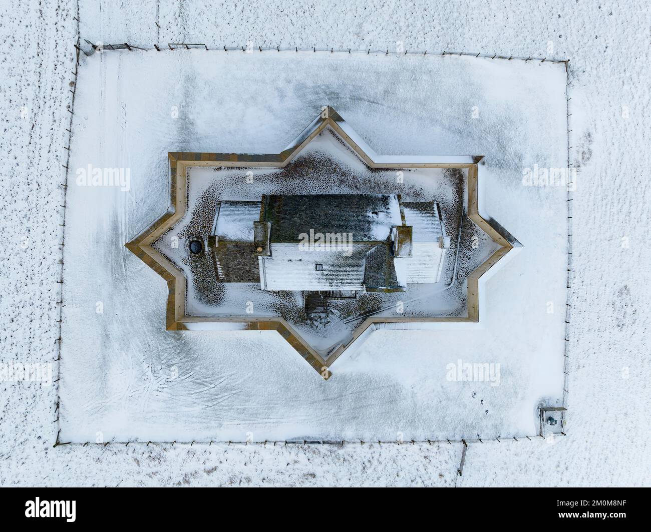 Corgarff, Écosse, Royaume-Uni. 7th décembre 2022. La forme caractéristique du château de Corgarff dans Aberdeenshire entouré d'un paysage enneigé. Le nord et l'est de l'Écosse sont actuellement soumis à des températures froides et à de forts vents du nord qui amènent la neige vers le sol. Iain Masterton/Alay Live News Banque D'Images