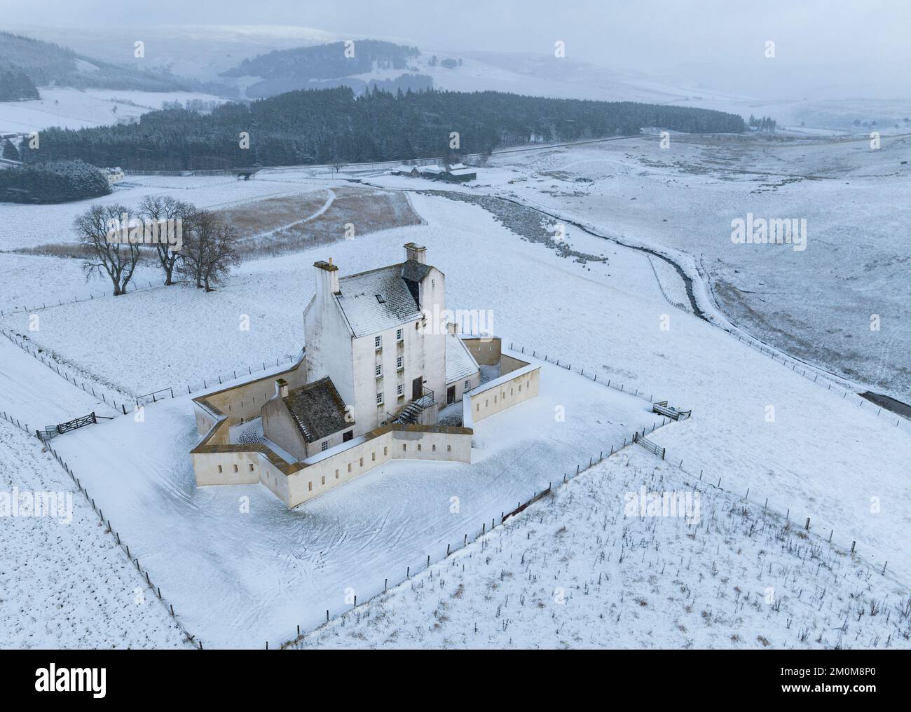 Corgarff, Écosse, Royaume-Uni. 7th décembre 2022. La forme caractéristique du château de Corgarff dans Aberdeenshire entouré d'un paysage enneigé. Le nord et l'est de l'Écosse sont actuellement soumis à des températures froides et à de forts vents du nord qui amènent la neige vers le sol. Iain Masterton/Alay Live News Banque D'Images
