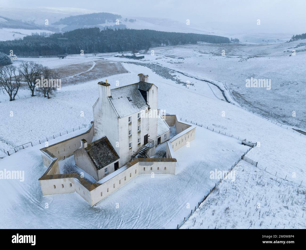 Corgarff, Écosse, Royaume-Uni. 7th décembre 2022. La forme caractéristique du château de Corgarff dans Aberdeenshire entouré d'un paysage enneigé. Le nord et l'est de l'Écosse sont actuellement soumis à des températures froides et à de forts vents du nord qui amènent la neige vers le sol. Iain Masterton/Alay Live News Banque D'Images