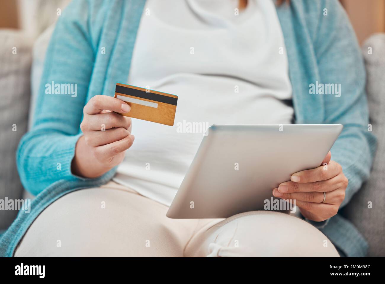 Tablette, main et carte de crédit pour les achats en ligne, le commerce électronique et les opérations bancaires à l'aide d'une application mobile. Technologie, carte et fintech pour le paiement, le budget ou les factures Banque D'Images