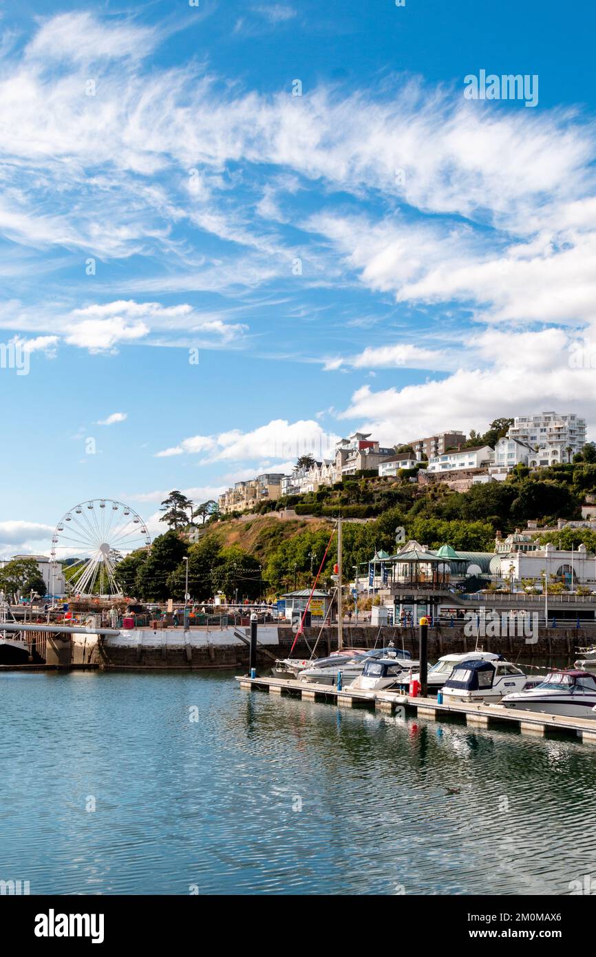 Vue sur le port de Torquay jusqu'à la roue de la Riviera anglaise, Devon, Royaume-Uni Banque D'Images