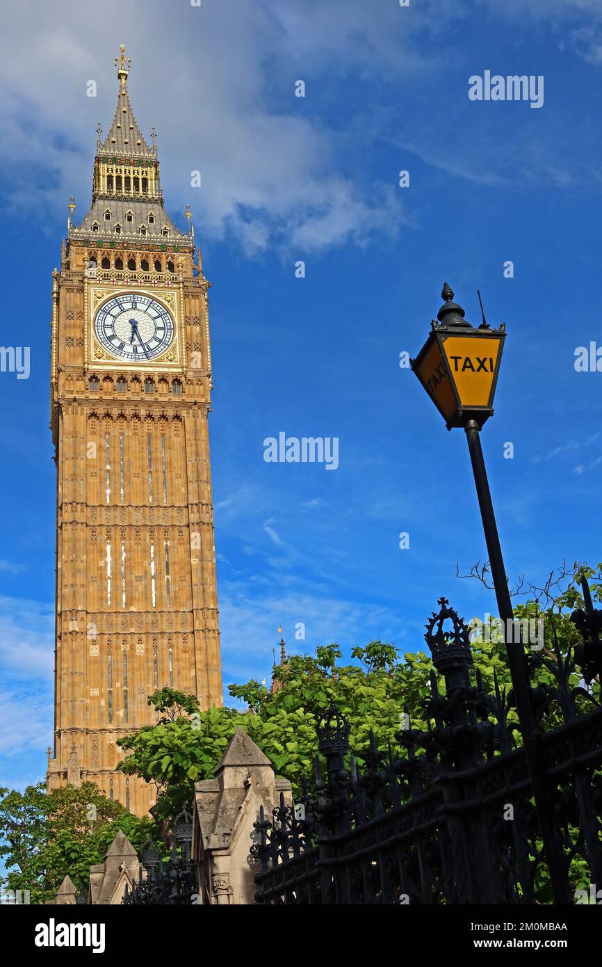 Big Ben horloge et chambres du Parlement, station de taxi, siège britannique du gouvernement, Westminster, Londres, Angleterre, Royaume-Uni, SW1A 0AA Banque D'Images