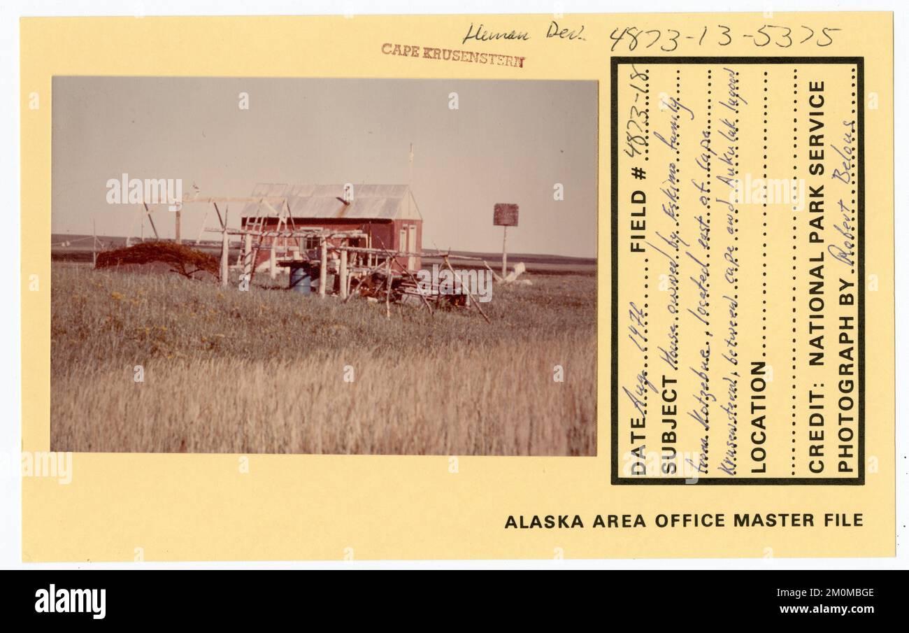 Maison appartenant à la famille Eskimo de Kotzebue, située à l'est du cap Krusenstern, entre le cap et le lagon d'Aukulak. Photographies du Groupe de travail de l'Alaska Banque D'Images