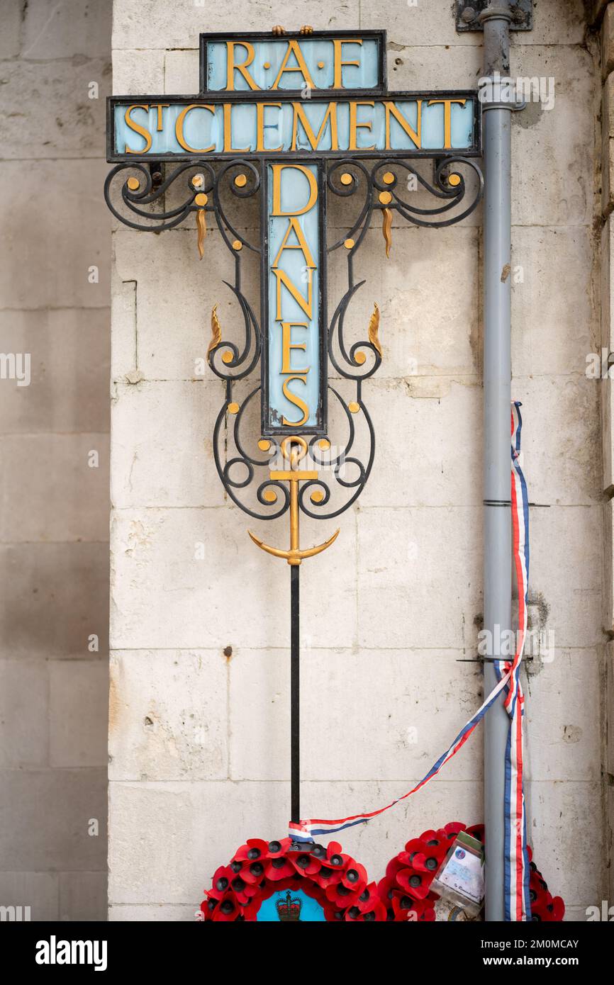 Panneau devant l'église St Clément Danes à Londres Banque D'Images