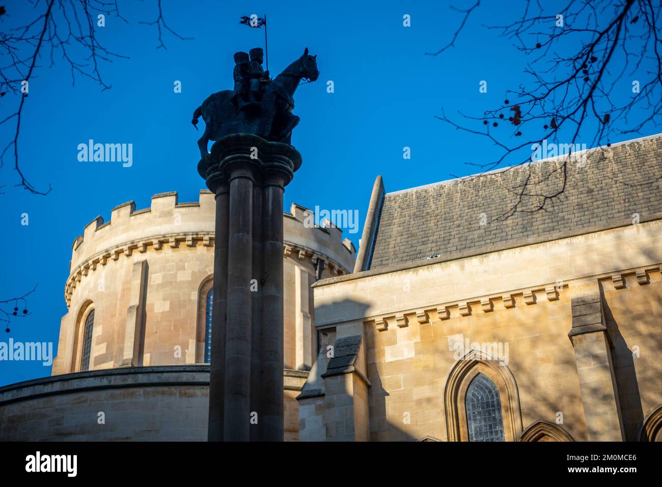 Colonne du millénaire dans la cour du Temple, à l'extérieur de l'église du Temple, montrant deux chevaliers sur un cheval, le sceau des Templiers. Londres, Royaume-Uni Banque D'Images