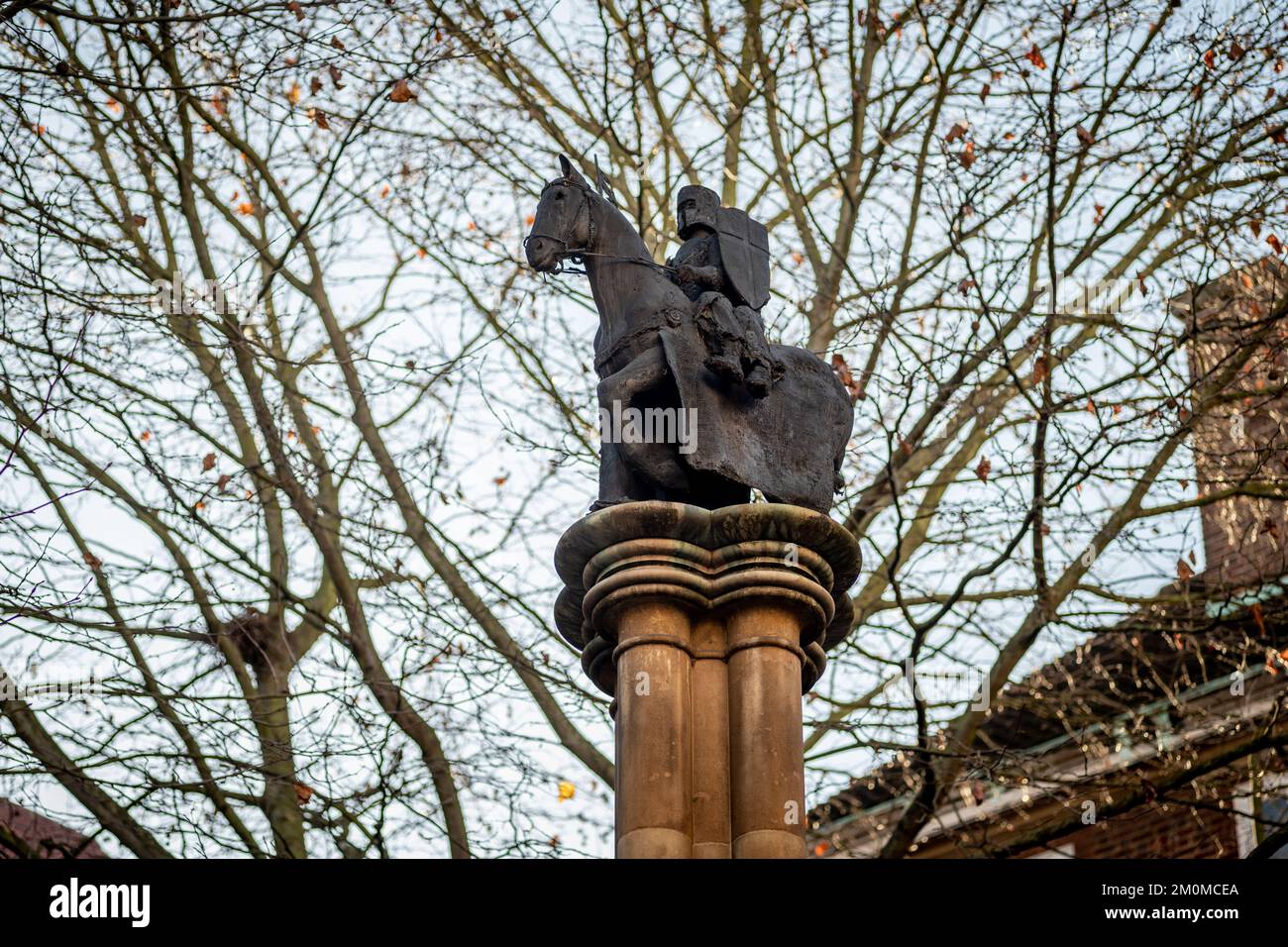 Colonne du millénaire dans la cour du Temple, à l'extérieur de l'église du Temple, montrant deux chevaliers sur un cheval, le sceau des Templiers. Londres, Royaume-Uni Banque D'Images