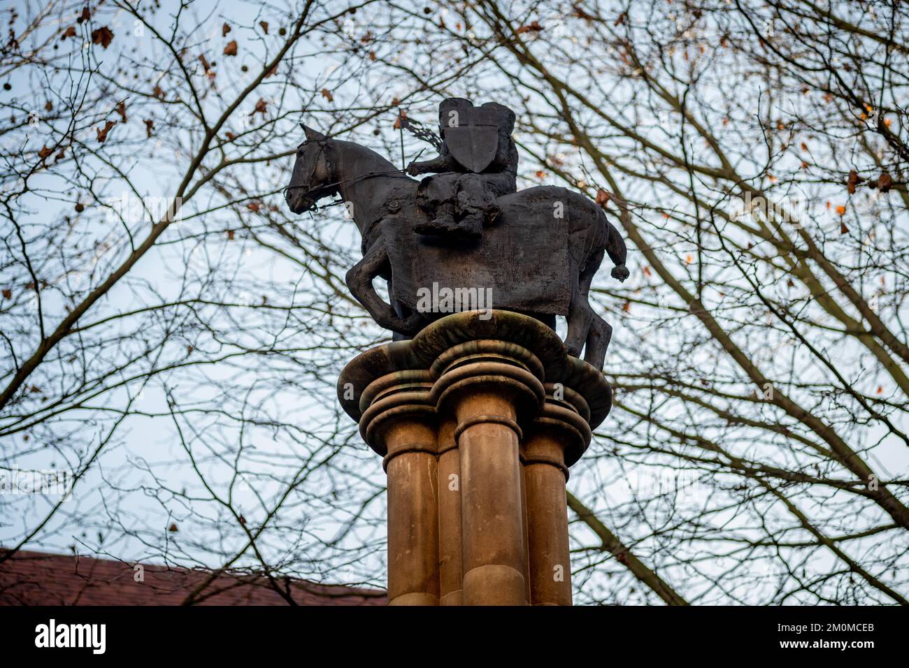 Colonne du millénaire dans la cour du Temple, à l'extérieur de l'église du Temple, montrant deux chevaliers sur un cheval, le sceau des Templiers. Londres, Royaume-Uni Banque D'Images
