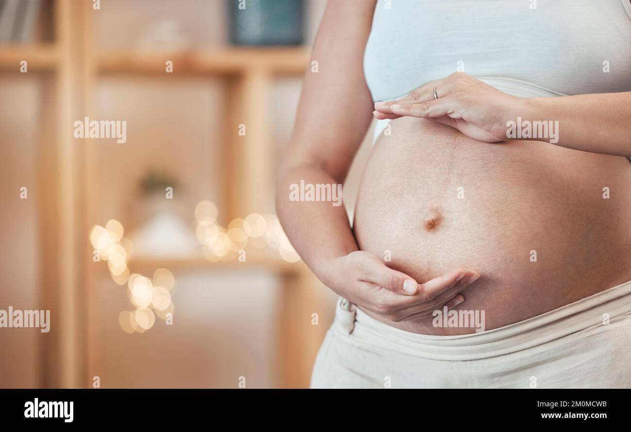 Enceinte, estomac et femme cadre son ventre en maternité prêt pour la maternité à être un parent. Maternité, abdomen et grossesse avec une femme prête à Banque D'Images