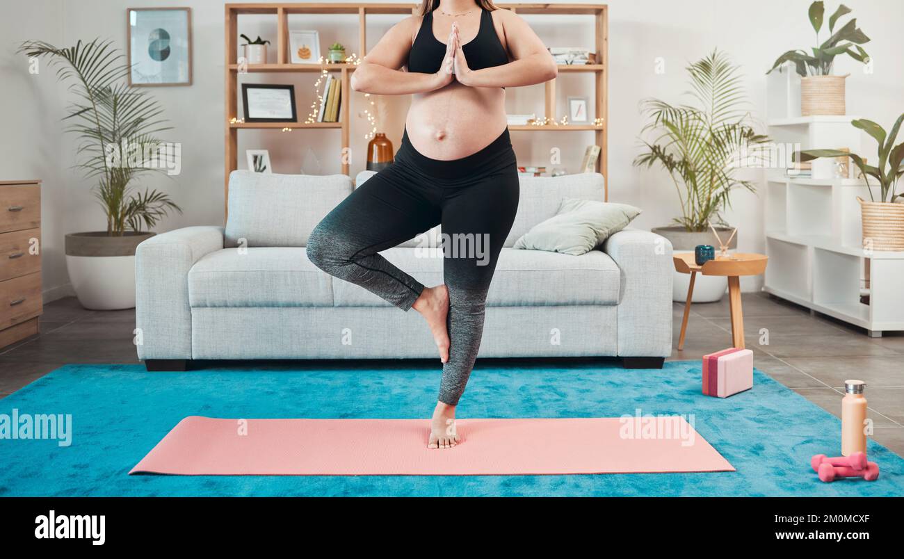 Yoga, femme enceinte et méditation dans le salon, l'entraînement et la remise en forme. Grossesse, femme en bonne santé et femme avec paix, zen et calme pour se détendre, santé Banque D'Images