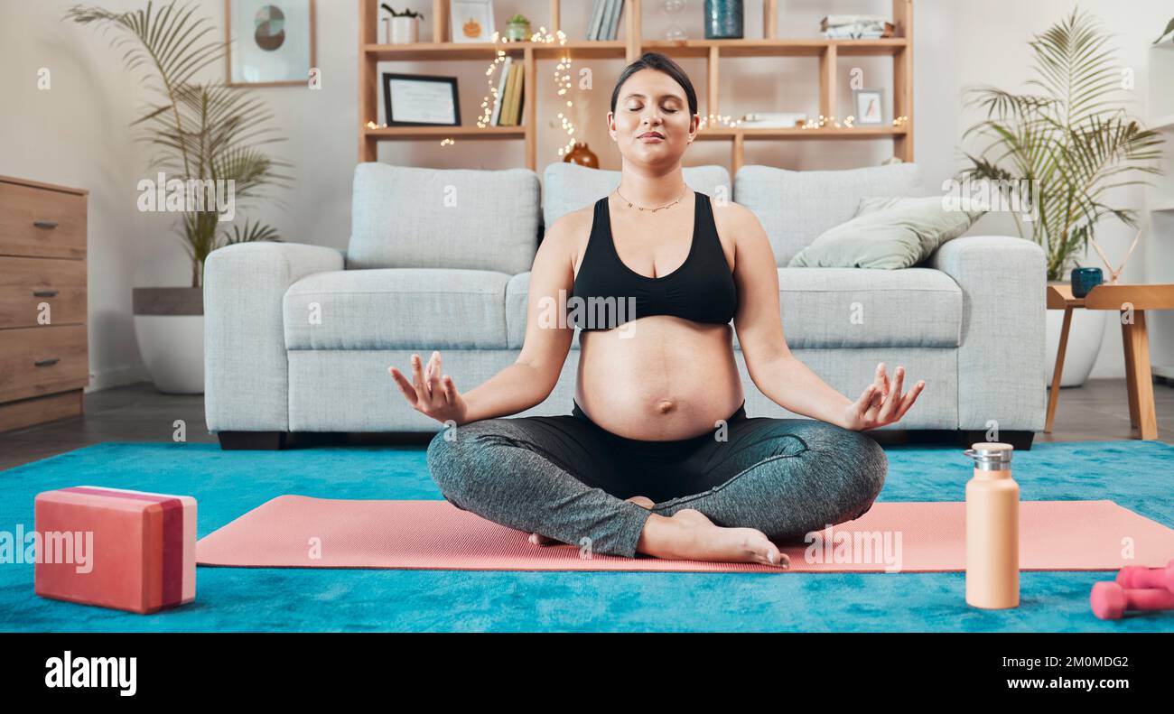 Femme enceinte, yoga et médicaments sur le sol à la maison pour l'équilibre, la santé mentale et la pleine conscience pour la santé et le bien-être avec entraînement d'exercice de lotus Banque D'Images