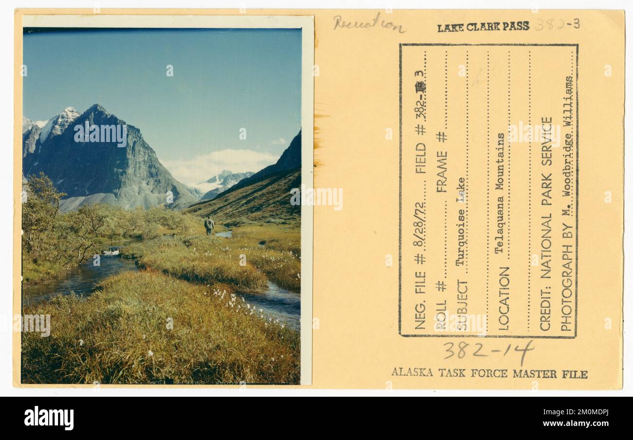 Lac turquoise. Photographies du Groupe de travail de l'Alaska Banque D'Images