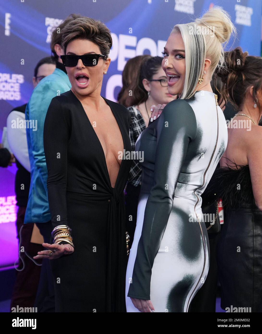 Los Angeles, États-Unis. 06th décembre 2022. (G-D) Lisa Rinna et Erika Jayne aux Prix du choix des personnes 2022 qui se sont tenus au Barker Hangar à Santa Monica, CA, mardi, ?6 décembre 2022. (Photo par Sthanlee B. Mirador/Sipa USA) crédit: SIPA USA/Alay Live News Banque D'Images