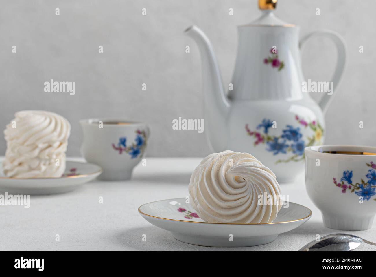 tea party avec un zephyr aéré et délicat sur fond clair. dessert maison, pâtisserie, chef pâtissier, vacances, anniversaire, confiserie, thé gourmet p Banque D'Images