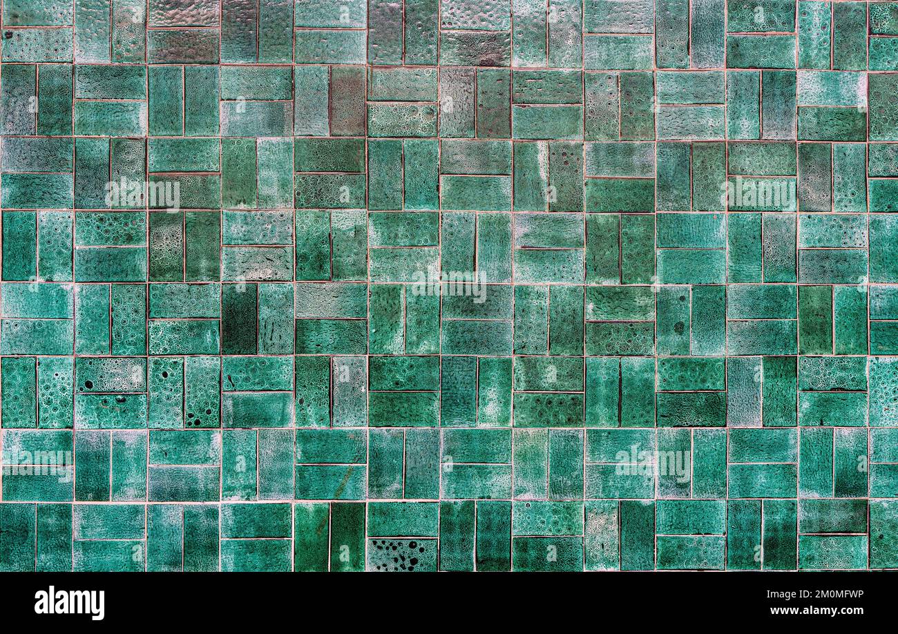 Fond de carreaux de céramique vert. Vieux carreaux de céramique vintage en vert pour décorer la cuisine ou la salle de bains. Photo de haute qualité Banque D'Images