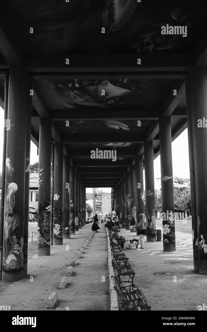 Pangandaran, West Java, Indonésie - 29 octobre 2022 : photo en noir et blanc, photo monochrome des activités des résidents sous le pont Banque D'Images