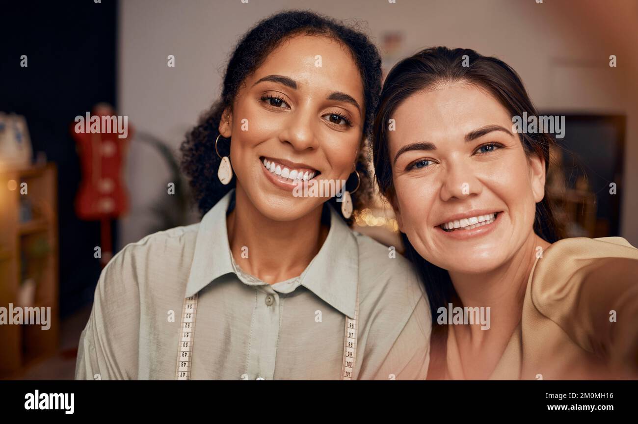 Femme, amis et portrait sourient ensemble pour selfie dans une amitié heureuse ou un partenariat à l'atelier. Les femmes sont stylistes sur mesure et sourient Banque D'Images