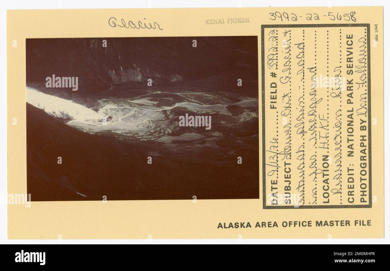 Sortie inférieure Glacier & extash plaine - route en arrière-plan lointain. Photographies du Groupe de travail de l'Alaska Banque D'Images