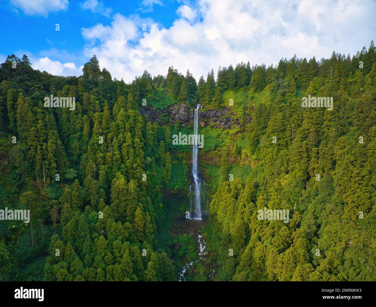 Cascata do Grena, une cascade située dans le parc Grena à San Miguel, Portugal Banque D'Images