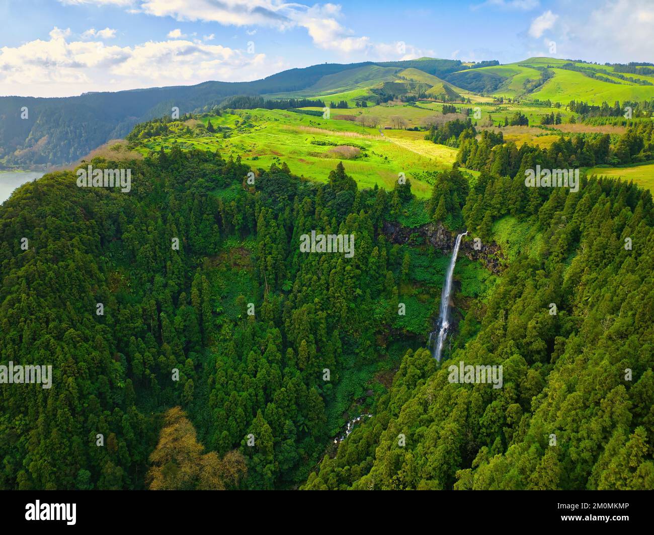 Cascata do Grena, une cascade située dans le parc Grena à San Miguel, Portugal Banque D'Images