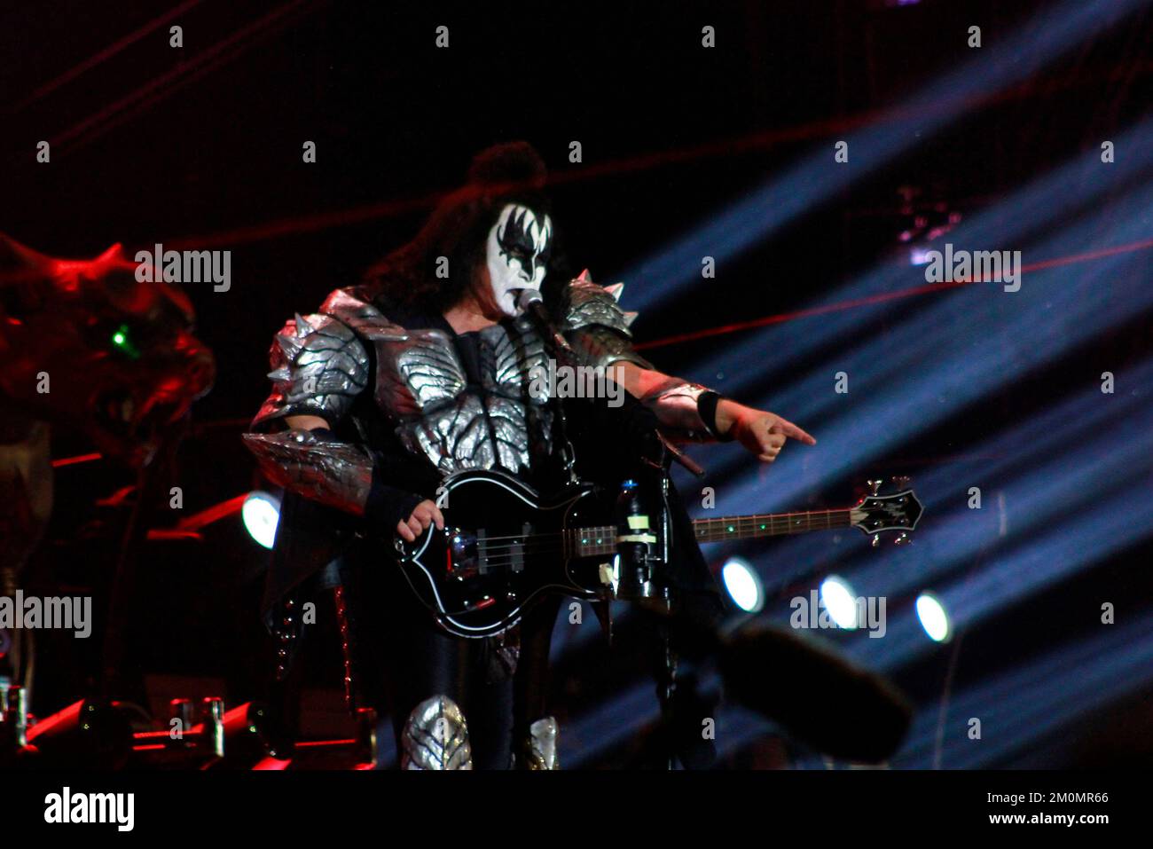 Gene Simmons, intégraant du groupe de rock américain Kiss, se produit sur scène au cours du troisième jour de la fête de l'Enfer et du ciel à Foro Pegaso. Sur 04 décembre 2022 à Toluca, Mexique. (Photo par Carlos Santiago/ Eyepix Group) (photo par Eyepix/Sipa USA) crédit: SIPA USA/Alay Live News Banque D'Images