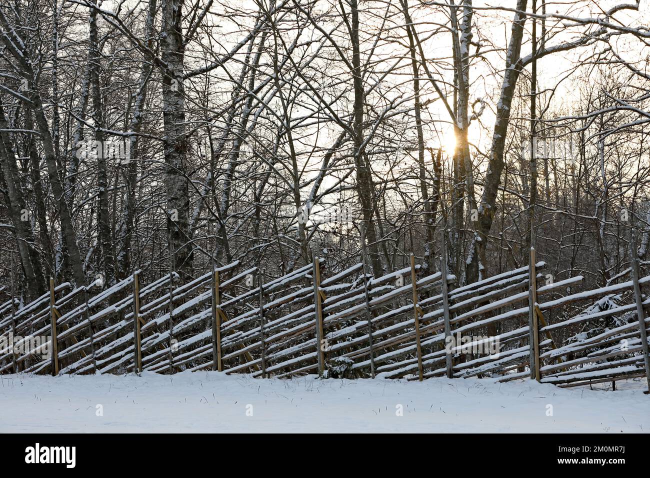 Une clôture ronde recouverte de neige le jour d'hiver Banque D'Images