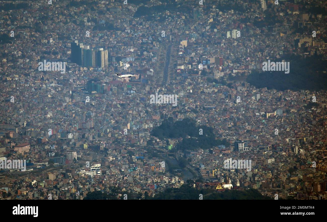 Katmandou, Bagmati, Népal. 7th décembre 2022. Un avion volant de Bouddha Air se prépare à atterrir à l'aéroport international de Tribhuwan à Katmandou, au Népal, sur 7 décembre 2022. La Journée internationale de l'aviation civile est célébrée chaque année au 7 décembre afin de sensibiliser les gens à l'importance de l'aviation civile internationale. (Image de crédit : © Sunil Sharma/ZUMA Press Wire) Banque D'Images