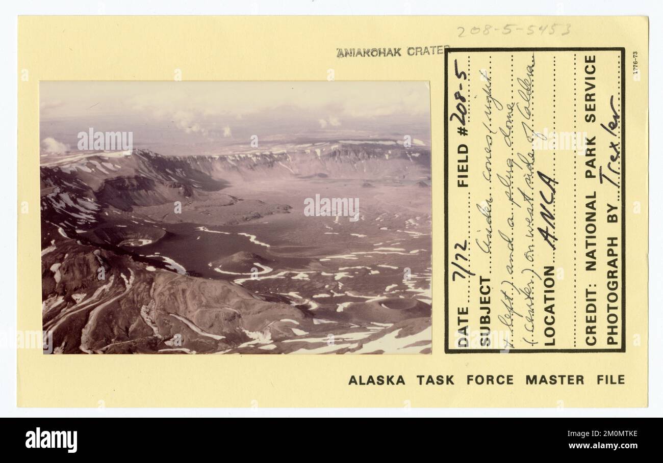 Cônes de cinder (droit et gauche) et dôme de prise (centre) sur le côté ouest de la caldeira. Photographies du Groupe de travail de l'Alaska Banque D'Images