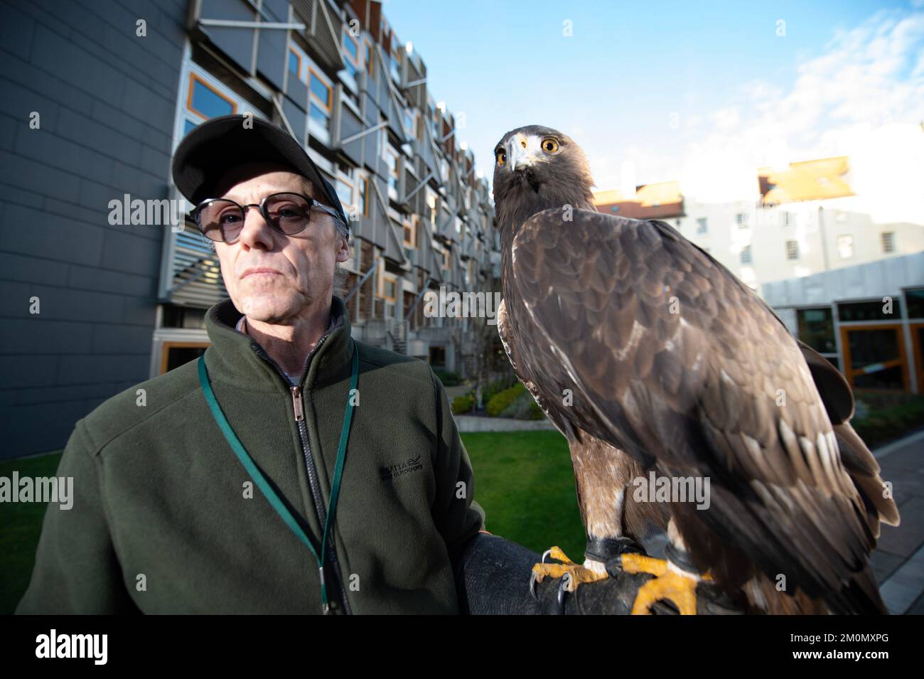 Édimbourg, Écosse, Royaume-Uni. 7 décembre 2022. PHOTO : Barry Blyther avec Stanley The Golden Eagle. La commission de la participation des citoyens et des pétitions publiques prendra les preuves du requérant plus tôt dans la journée pour mieux comprendre l'impact de la législation de 2020 sur la fauconnerie en Écosse et s'il y a eu des conséquences inattendues. Le pétitionnaire Barry Blyther, Roxanne Blyther et Stanley l'aigle doré. Le Comité doit également obtenir des témoignages du Ministre de l'environnement, de la biodiversité et de la réforme agraire et de NatureScot le 21st décembre 2022. Crédit : Colin D Fisher Banque D'Images