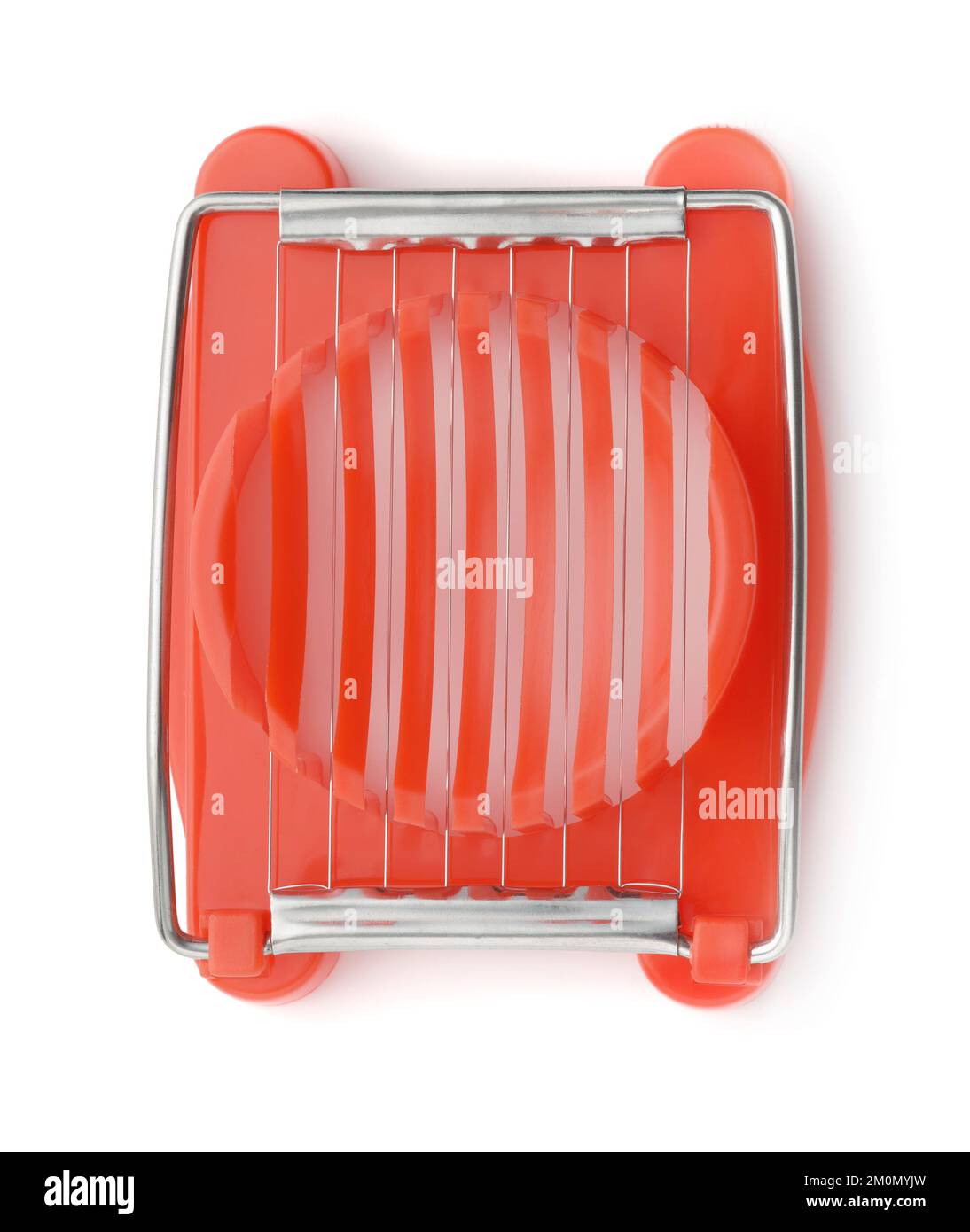 Vue de dessus de la trancheuse à oeufs en fil de plastique rouge isolée sur blanc Banque D'Images