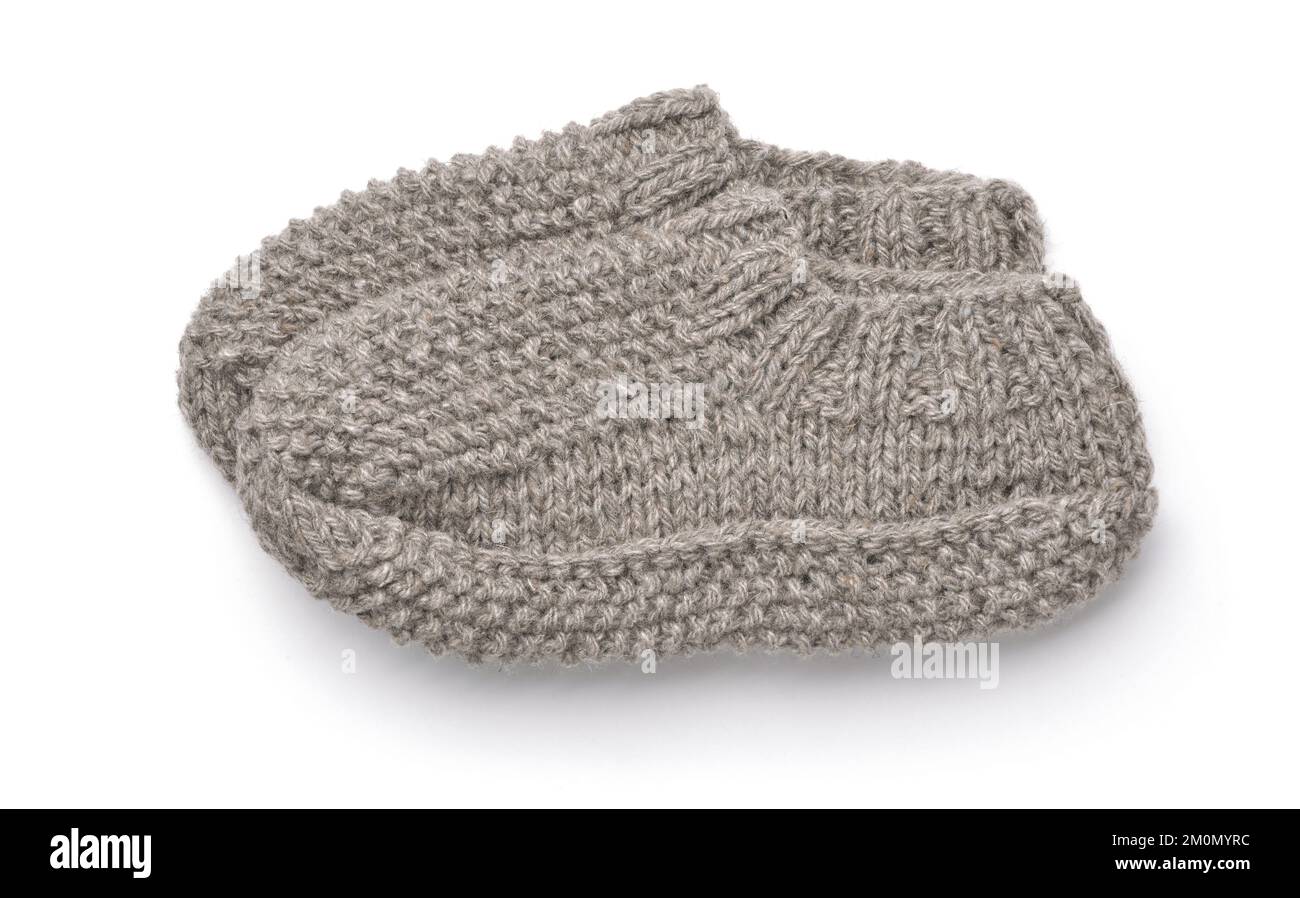 Vue latérale des chaussettes d'intérieur en laine tricotées grises isolées sur du blanc Banque D'Images