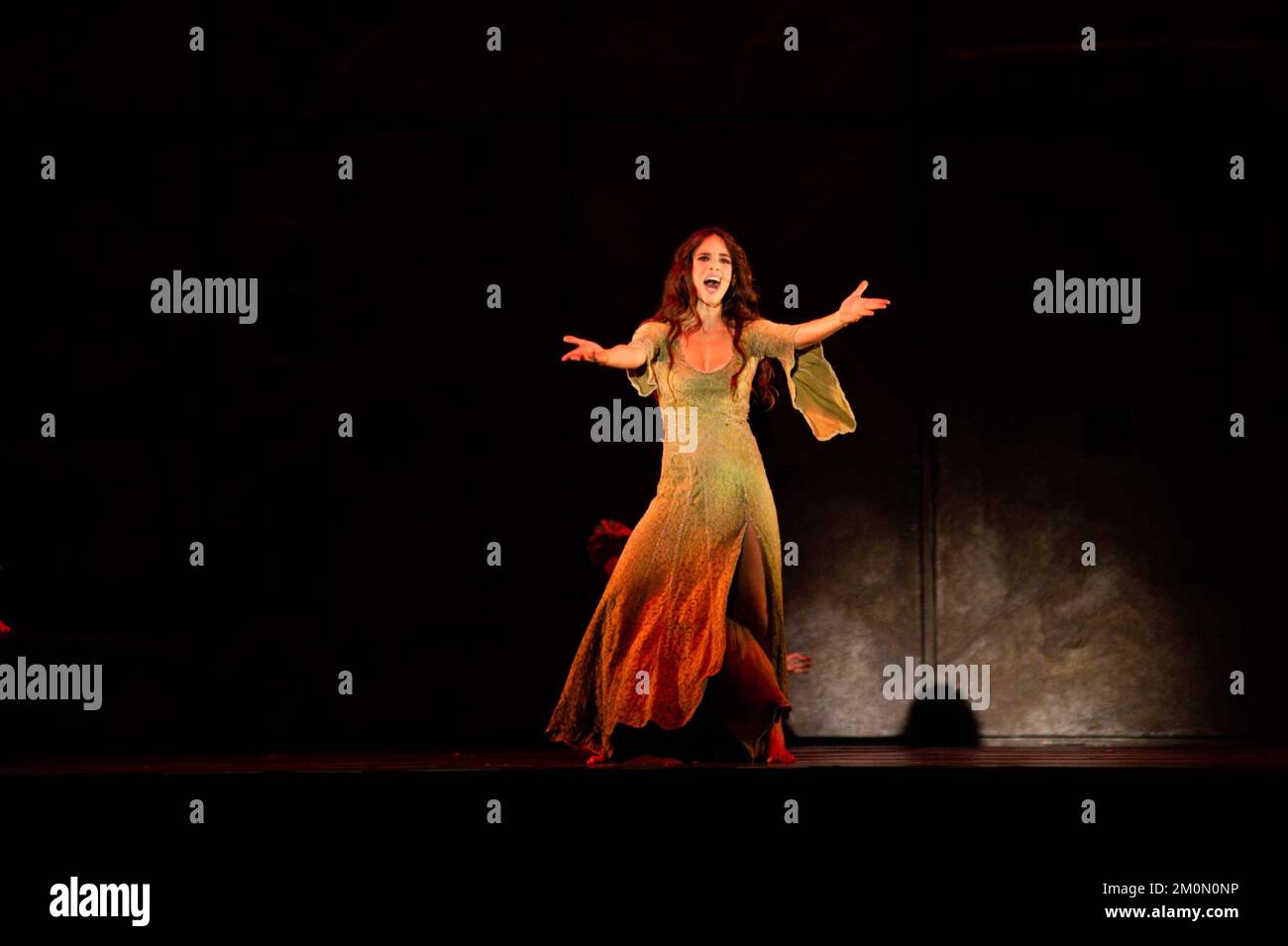 Ilaria Mongiovi - Esmeralda pendant NOTRE DAME DE PARIS - il MUSICAL, Présentation à Eboli (sa), Italie, 26 novembre 2022 Banque D'Images