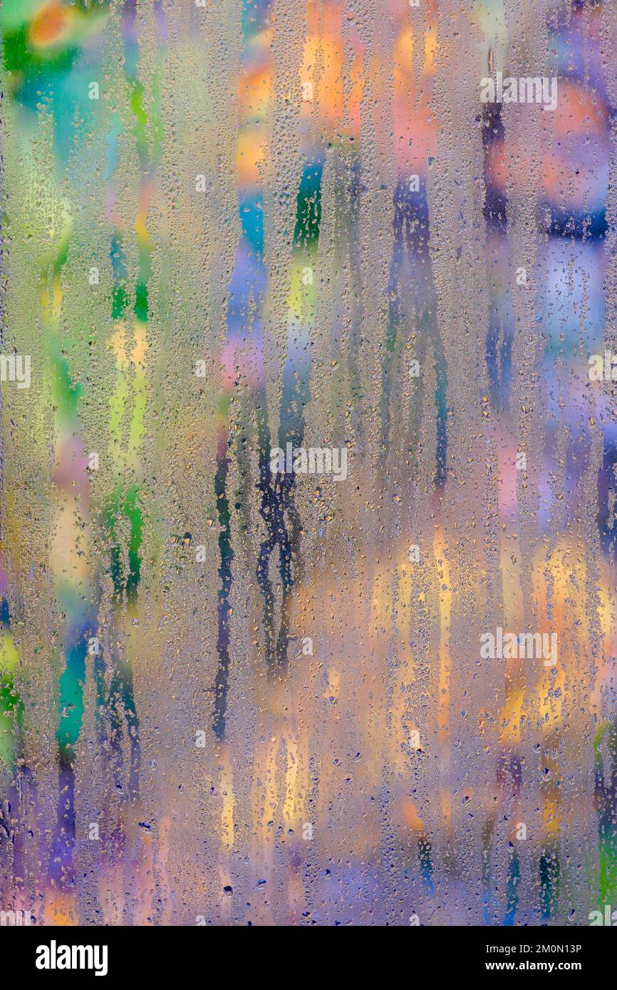 Motifs abstraits de condensation sur la fenêtre. Banque D'Images