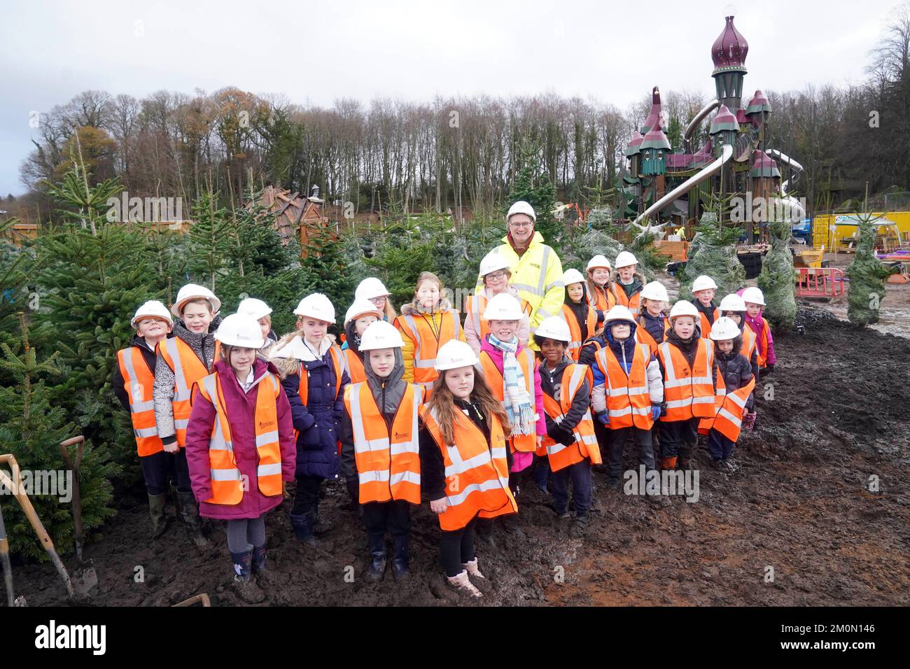 USAGE ÉDITORIAL SEULS les élèves de l'école primaire catholique St Paul plantent des arbres de Noël à Lilidorei, un nouveau village de jeux gratuits en plastique qui ouvrira ses portes au jardin Alnwick au printemps prochain. Date de la photo: Mercredi 7 décembre 2022. Banque D'Images