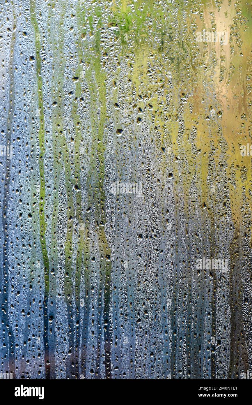Motifs abstraits de condensation sur la fenêtre. Banque D'Images