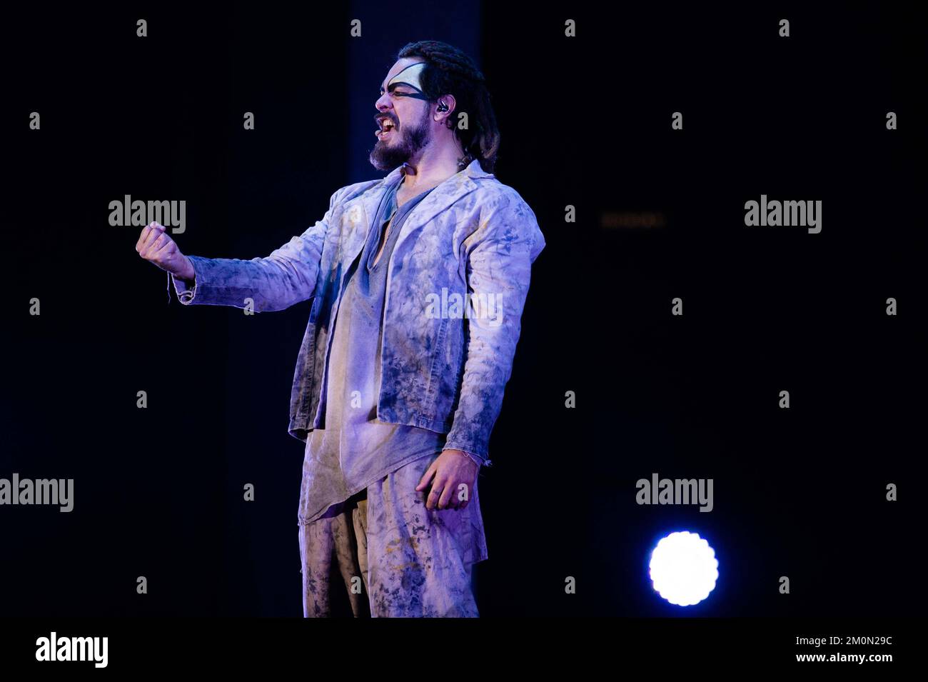 Leonardo di Ninno - Clopin pendant NOTRE DAME DE PARIS - il MUSICAL, Présentation à Eboli (sa), Italie, 26 novembre 2022 Banque D'Images