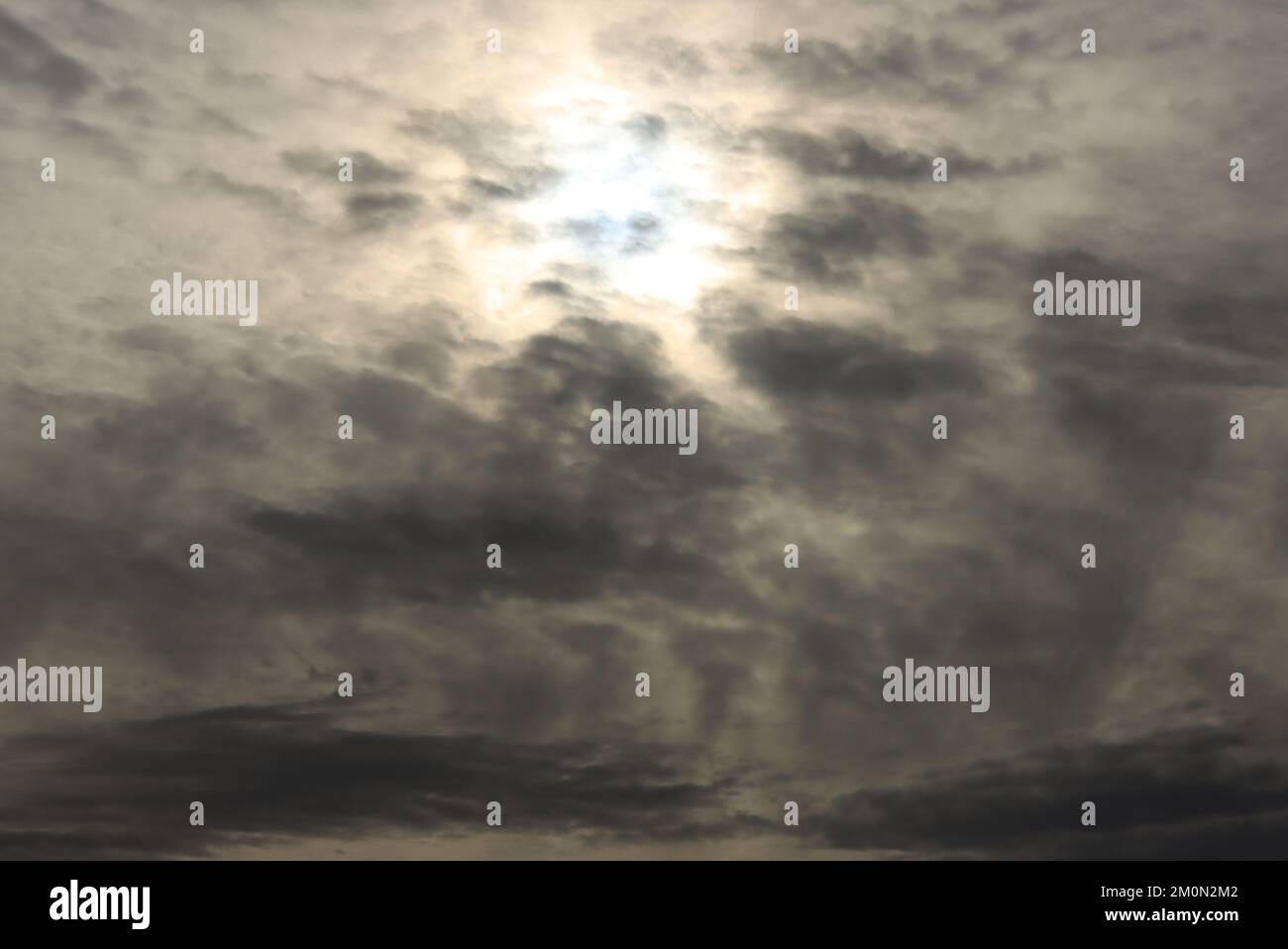 Nuages de tempête sur un fond de photo de ciel Banque D'Images