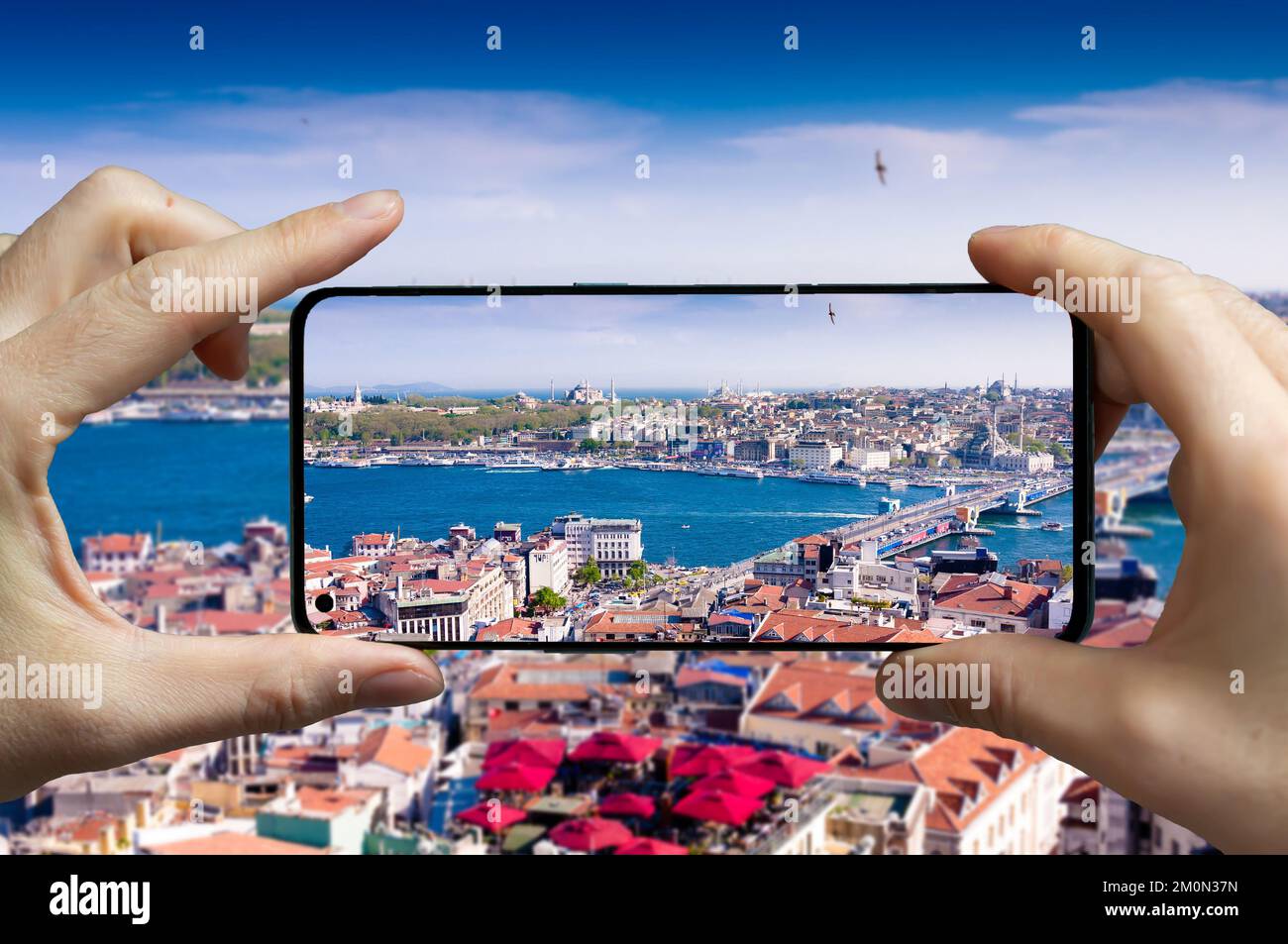 Tourisme prendre une photo avec un téléphone portable de la tour de Galata à Istanbul, Turquie. Banque D'Images