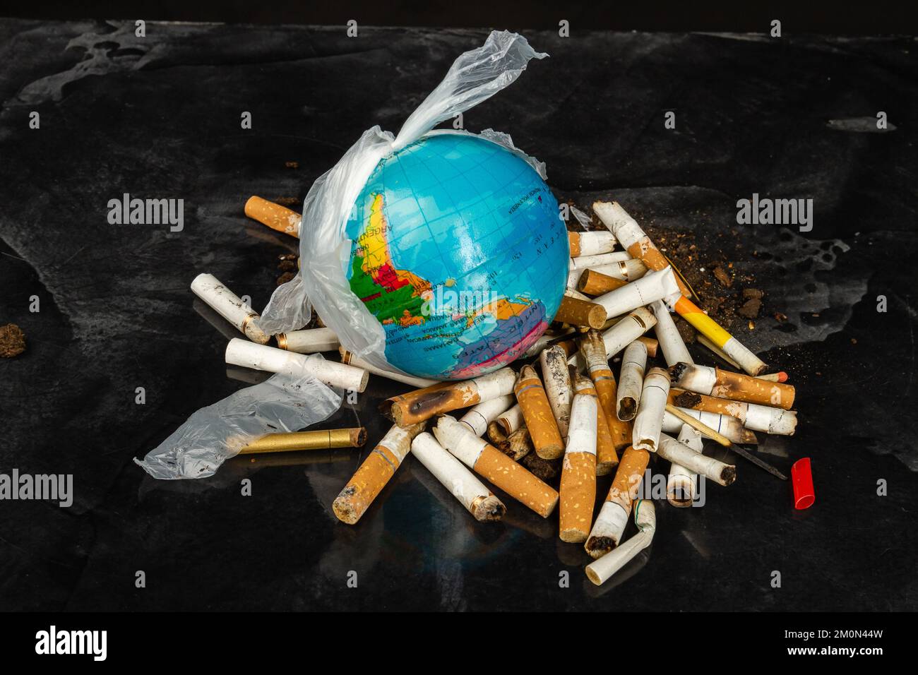 Gros plan du monde avec pile de cigarettes. Concept de pollution de l'environnement. Banque D'Images