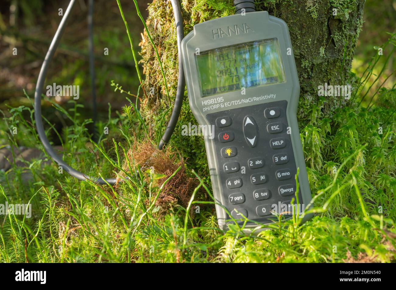 Sonde Hanna et compteur mesurant les propties chimiques de l'eau dans les eaux de la rivière Doethie, Bryn Deilos, pays de Galles, Royaume-Uni Banque D'Images