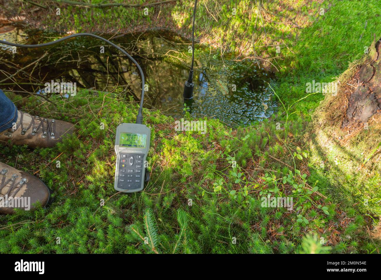 Sonde Hanna et compteur mesurant les propties chimiques de l'eau dans les eaux de la rivière Doethie, Bryn Deilos, pays de Galles, Royaume-Uni Banque D'Images