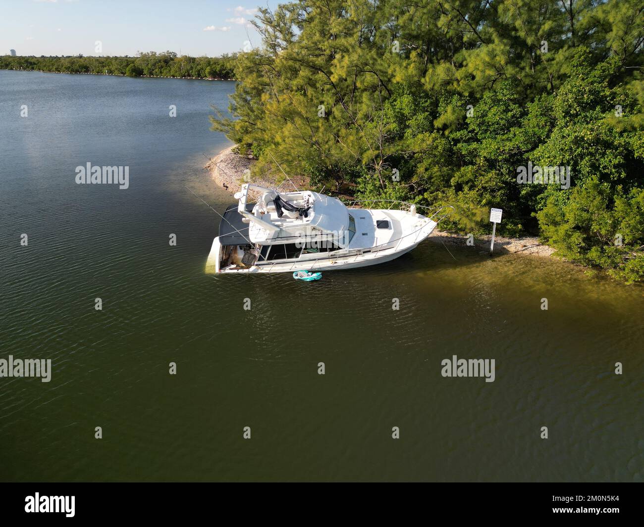 Vue aérienne d'un bateau naufragé lavé sur la rive à côté d'un marais de mangrove du sud de la Floride Banque D'Images