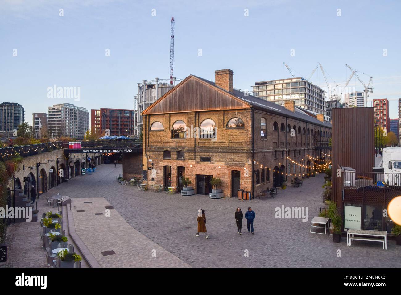 Londres, Royaume-Uni, 7th décembre 2022. Centre commercial Coal Drops Yard à King's Cross. Banque D'Images