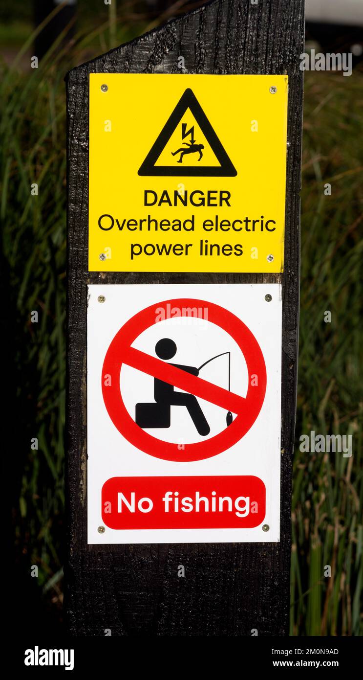 Panneaux d'avertissement de lignes électriques aériennes, Grand Union Canal, Warwickshire, Royaume-Uni Banque D'Images