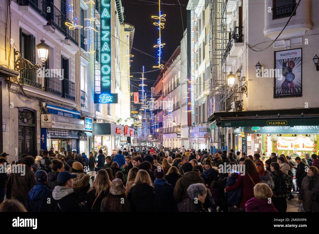 Détail de la Calle del Carmen, près de la place Callao, en décembre avec beaucoup de gens à pied et de shopping Banque D'Images