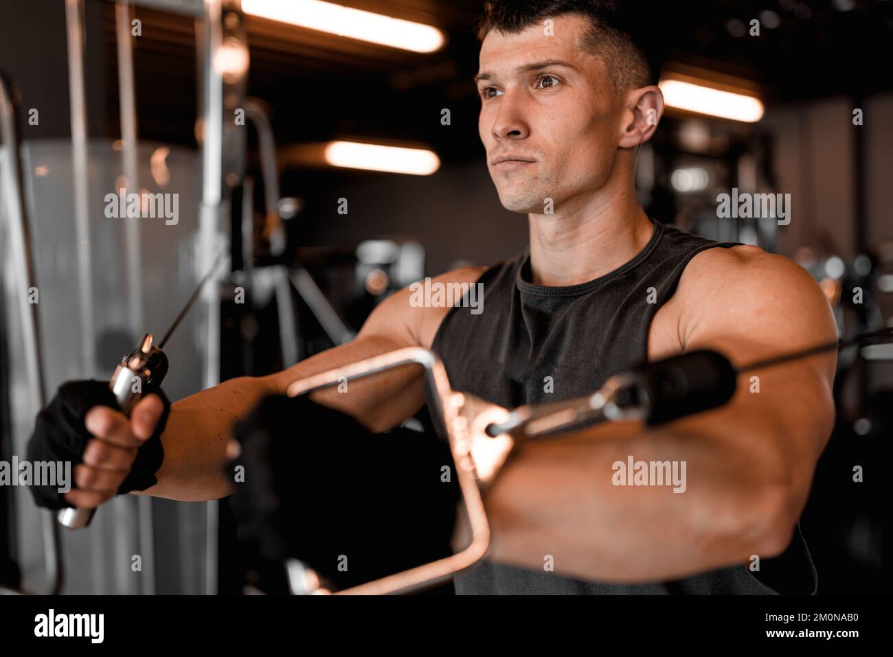 Concept de gym avec modèle masculin et divers équipements d'entraînement Banque D'Images