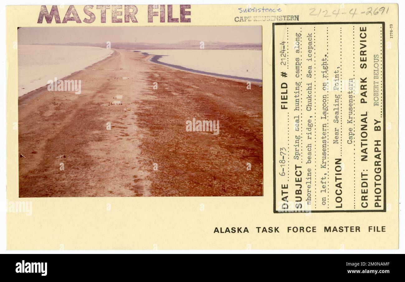 Camps de chasse au phoque de printemps le long de la crête de la plage côtière, Icepack de la mer de Chukchi sur la gauche, lagon de Krusenstern sur la droite. Photographies du Groupe de travail de l'Alaska Banque D'Images