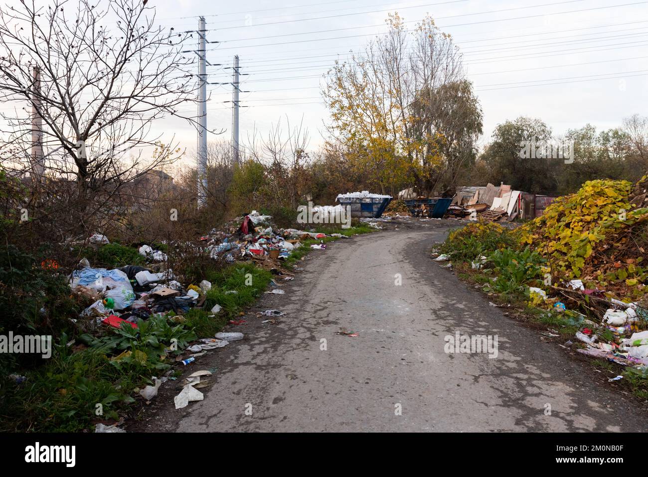 Belgrade, Serbie - 17 novembre 2022: Les ordures et les ordures à l'enfouissement ont scatronné partout à Belgrade, Serbie Banque D'Images