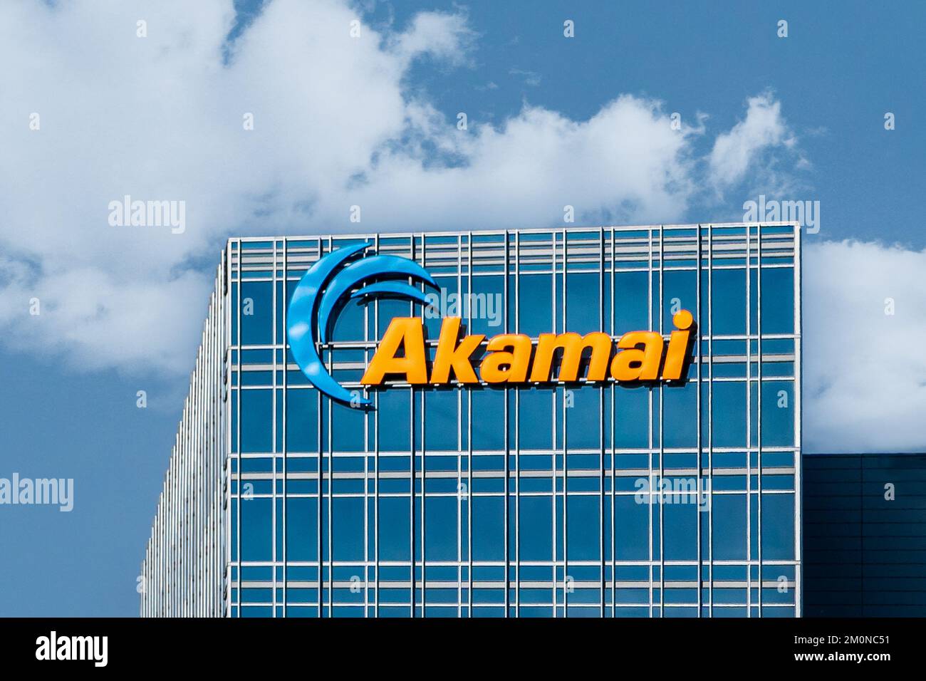 CAMBRIDGE, ma, États-Unis - 29 SEPTEMBRE 2019 : siège social et logo de la marque Akamai technologies. Banque D'Images